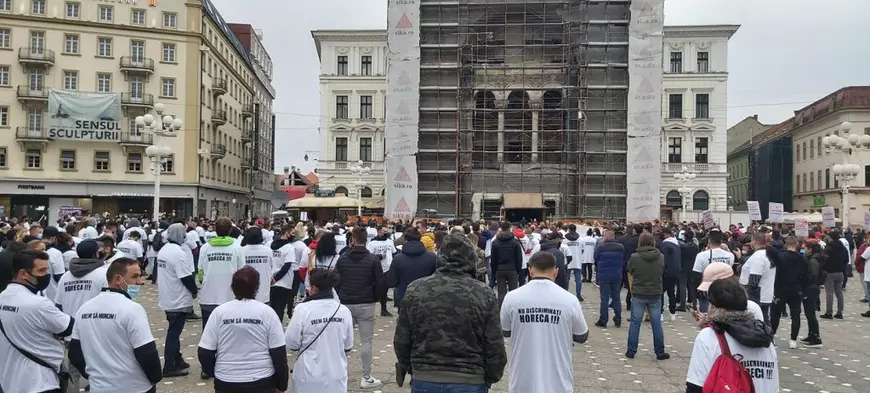 FOTO | Protest la Timișoara, faţă de închiderea restaurantelor: „Trebuie să trăim cu acest virus și să câștigăm războiul supraviețuirii! ”
