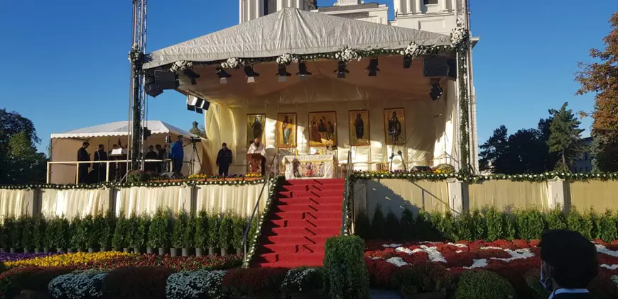 Manifestații și huiduieli la moaștele Sf. Parascheva. Zeci de pelerini au protestat după ce nu au putut să intre în curtea Mitropoliei