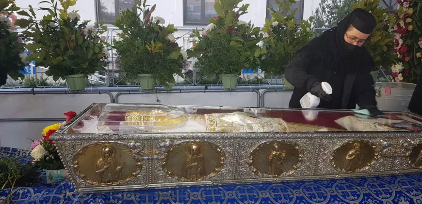 Manifestații și huiduieli la moaștele Sf. Parascheva. Zeci de pelerini au protestat după ce nu au putut să intre în curtea Mitropoliei