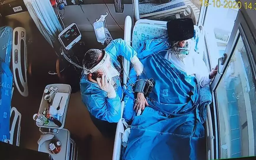 VIDEO | Nuntă organizată pe acoperișul unui spital din Ierusalim, pentru ca tatăl bolnav de Covid să-și poată vedea pe geam fiul căsătorit