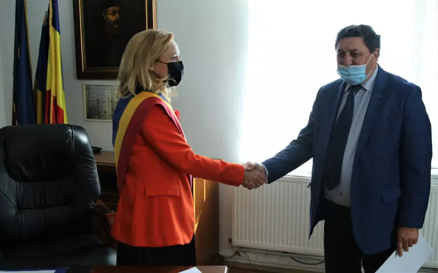 Prima zi a Elenei Lasconi ca primăriţă în Câmpulung. Șampanie, ameninţare cu sinuciderea, servere lipsă şi panică în birouri. “Doamne, totul e atât de sinistru!”