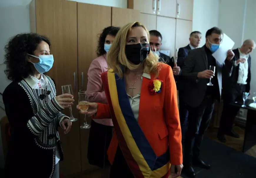 Prima zi a Elenei Lasconi ca primăriţă în Câmpulung. Șampanie, ameninţare cu sinuciderea, servere lipsă şi panică în birouri. “Doamne, totul e atât de sinistru!”