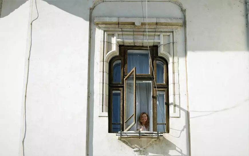 Prima zi a Elenei Lasconi ca primăriţă în Câmpulung. Șampanie, ameninţare cu sinuciderea, servere lipsă şi panică în birouri. “Doamne, totul e atât de sinistru!”