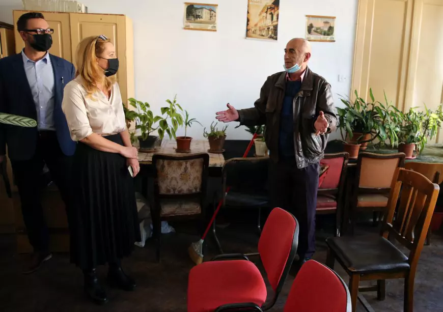 Prima zi a Elenei Lasconi ca primăriţă în Câmpulung. Șampanie, ameninţare cu sinuciderea, servere lipsă şi panică în birouri. “Doamne, totul e atât de sinistru!”