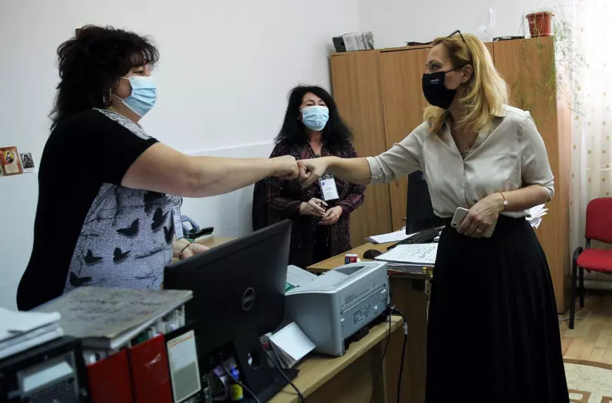 Prima zi a Elenei Lasconi ca primăriţă în Câmpulung. Șampanie, ameninţare cu sinuciderea, servere lipsă şi panică în birouri. “Doamne, totul e atât de sinistru!”