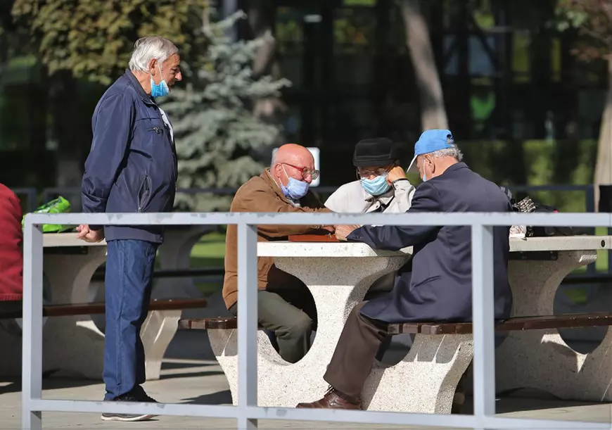 Surprizele unui studiu internațional. Românii mai predispuși să creadă în conspirațiile despre COVID sunt cei cu studii superioare