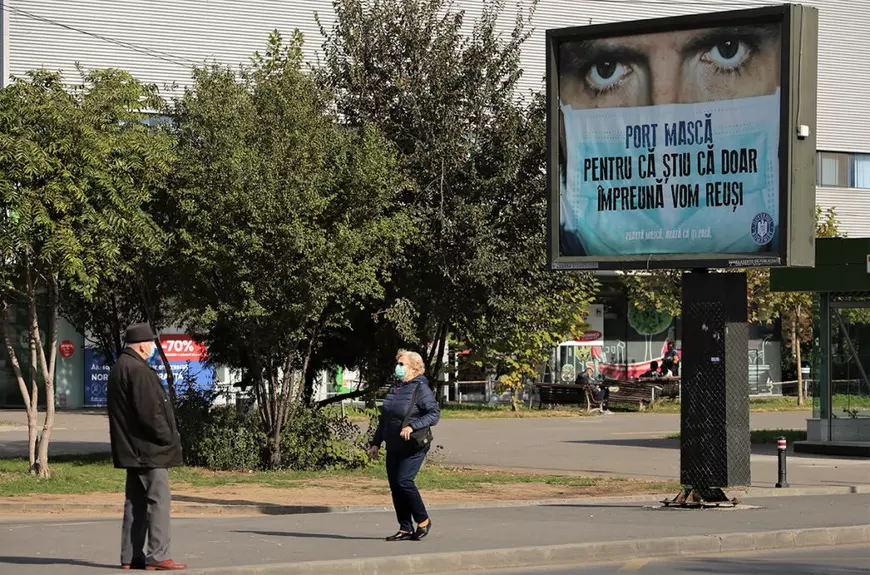 Surprizele unui studiu internațional. Românii mai predispuși să creadă în conspirațiile despre COVID sunt cei cu studii superioare