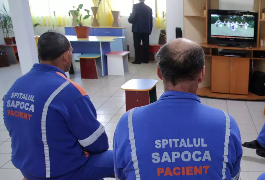 Jumătate din totalul cazurilor de COVID-19 apărute în focare din sistemul de sănătate sunt în unităţi psihiatrice și guvernanții nu vorbesc despre asta