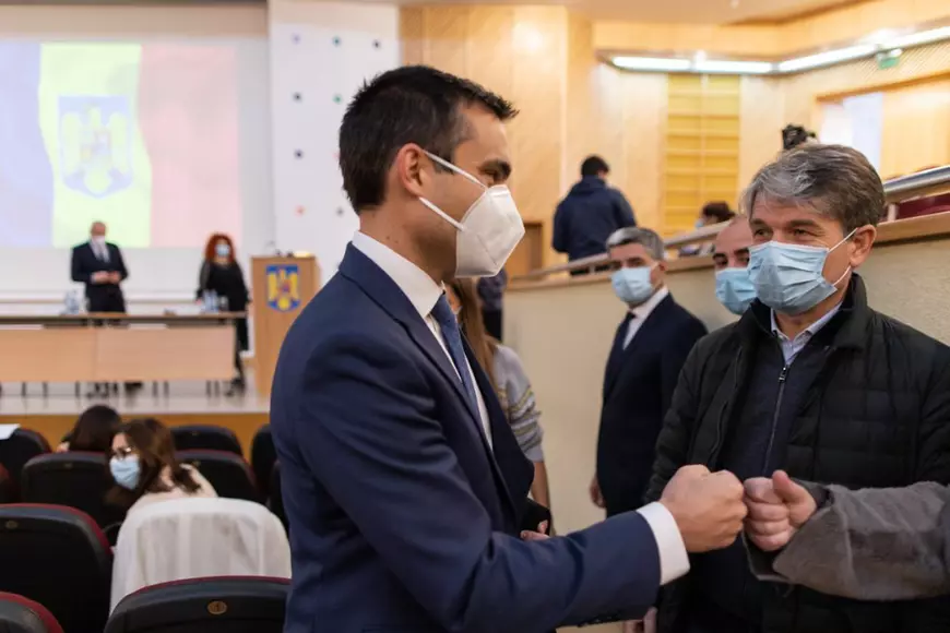 REPORTAJ | În prima zi, noul primar al Braşovului, Allen Coliban, le-a dat emoţii funcţionarilor: ”Da’ nu ne schimbaţi programul, nu?”