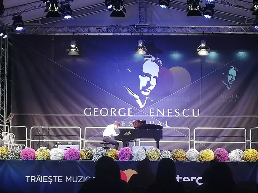[Excelență la 14 ani] Valențiu Grigorescu, pianist cu vise mari, își găsește împlinirea în muzică (Publicitate)