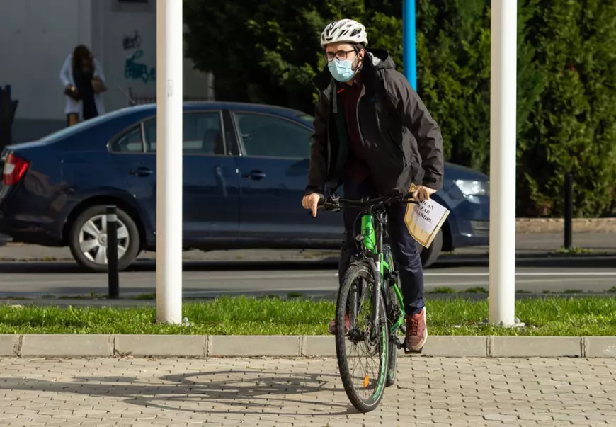 REPORTAJ | În prima zi, noul primar al Braşovului, Allen Coliban, le-a dat emoţii funcţionarilor: ”Da’ nu ne schimbaţi programul, nu?”