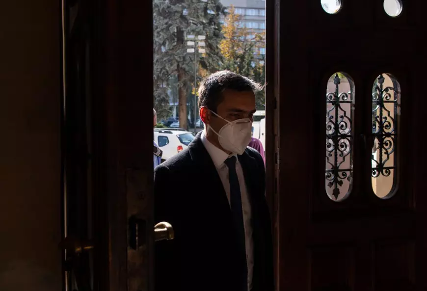 REPORTAJ | În prima zi, noul primar al Braşovului, Allen Coliban, le-a dat emoţii funcţionarilor: ”Da’ nu ne schimbaţi programul, nu?”