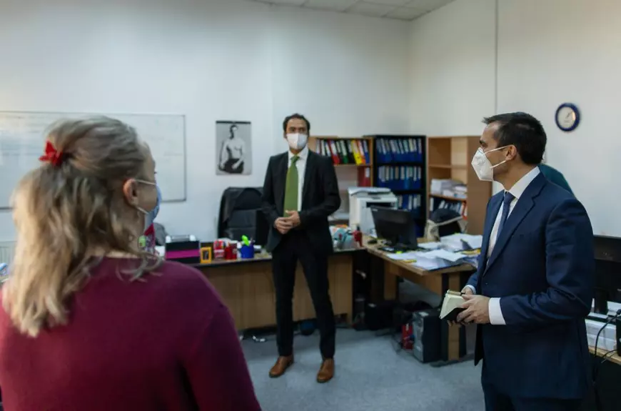 REPORTAJ | În prima zi, noul primar al Braşovului, Allen Coliban, le-a dat emoţii funcţionarilor: ”Da’ nu ne schimbaţi programul, nu?”