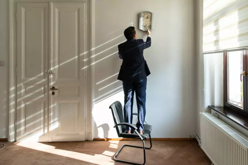 REPORTAJ | În prima zi, noul primar al Braşovului, Allen Coliban, le-a dat emoţii funcţionarilor: ”Da’ nu ne schimbaţi programul, nu?”