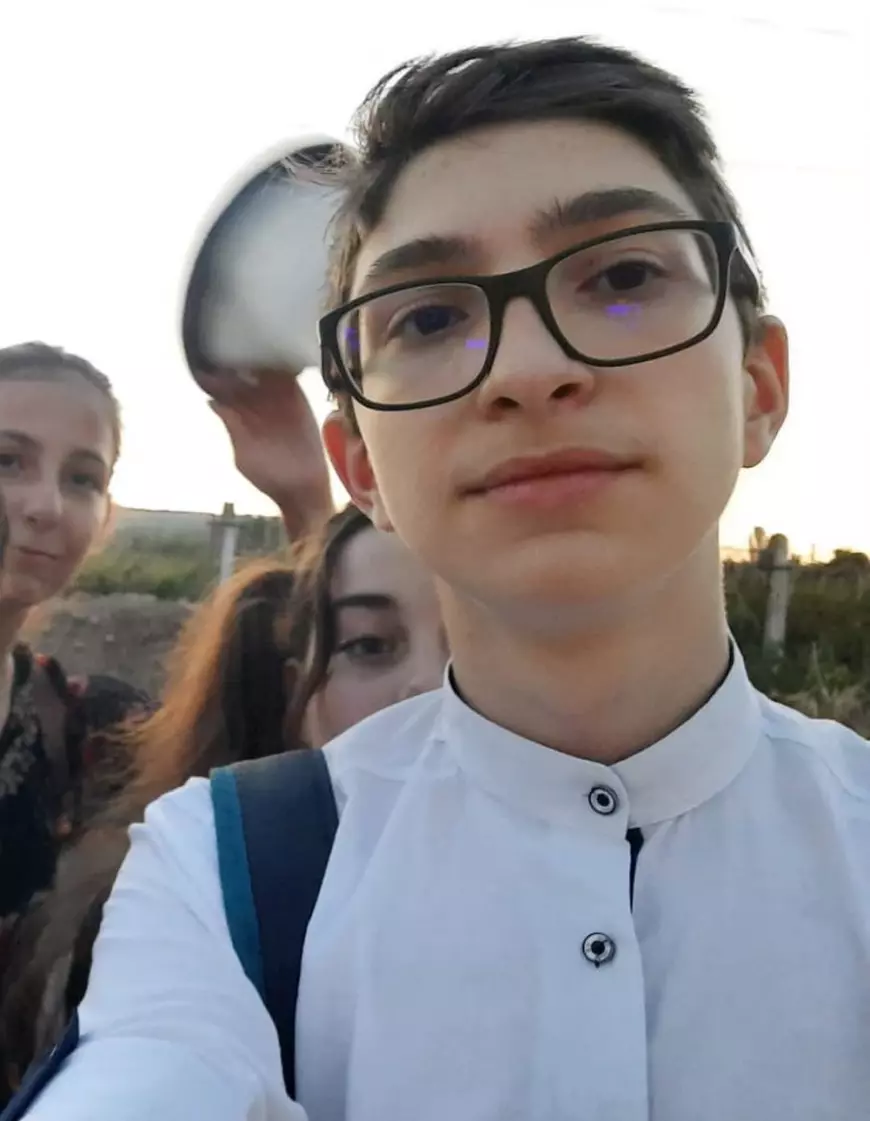 [Excelență la 14 ani] Alexandru Ciribașa, cititor și cinefil profesionist, crede că libertatea e esențială: „Să întindem aripile și să zburăm, cât mai sus. Să nu ne uităm, însă, rădăcinile” (Publicitate)