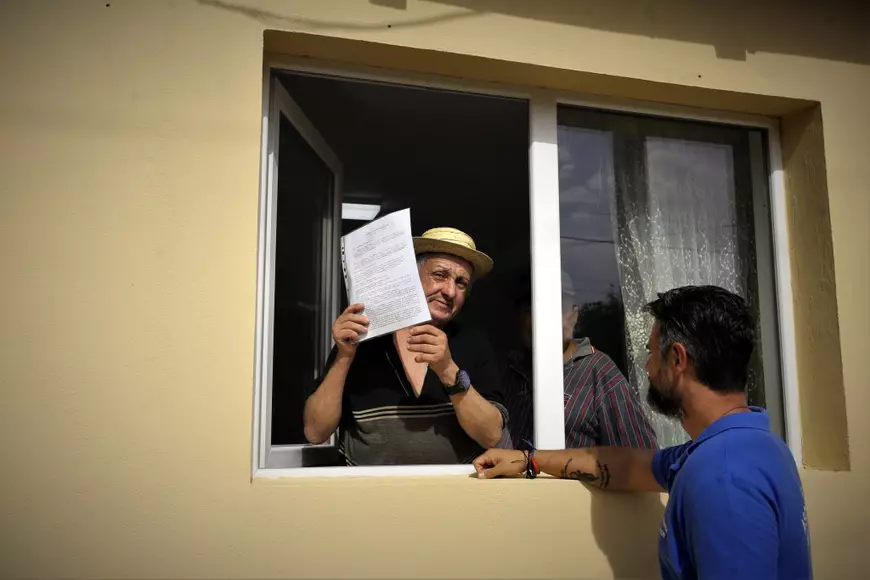 Bunătate cu repetiție! După “micile prințese din hambar”, Asociaţia Marius şi prietenii i-a construit o casă unui bărbat invalid din Bolovani: Viaţă pentru nea Gheorghe