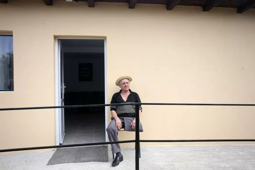 Bunătate cu repetiție! După “micile prințese din hambar”, Asociaţia Marius şi prietenii i-a construit o casă unui bărbat invalid din Bolovani: Viaţă pentru nea Gheorghe