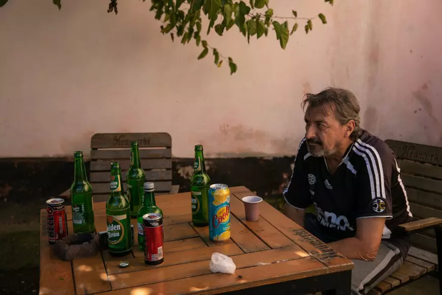 Locuitorii unui sat din Munții Buzăului s-au culcat cu un nou primar, care avea avans de 6 voturi, și s-au trezit cu primarul în funcție, fost milițian, care a câștigat cu 4 voturi!