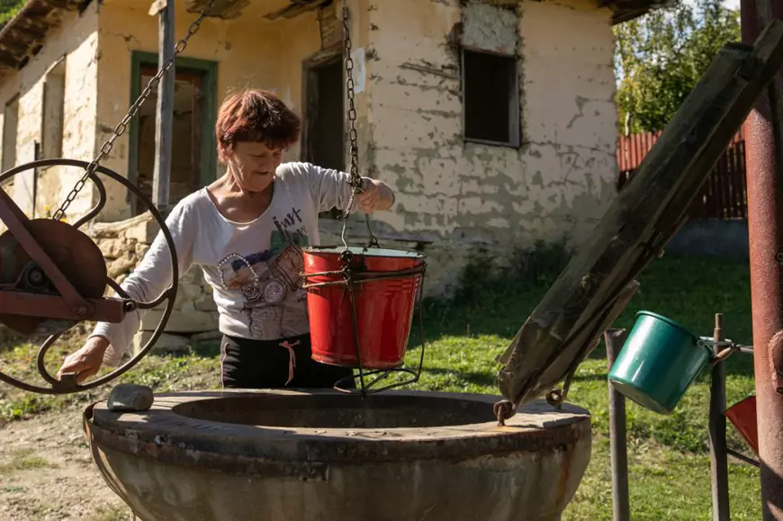 Locuitorii unui sat din Munții Buzăului s-au culcat cu un nou primar, care avea avans de 6 voturi, și s-au trezit cu primarul în funcție, fost milițian, care a câștigat cu 4 voturi!