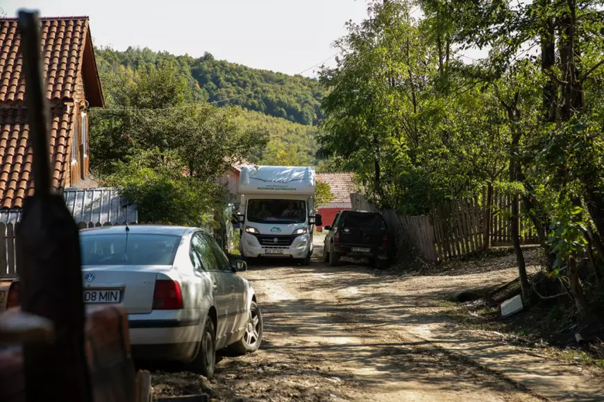 Locuitorii unui sat din Munții Buzăului s-au culcat cu un nou primar, care avea avans de 6 voturi, și s-au trezit cu primarul în funcție, fost milițian, care a câștigat cu 4 voturi!