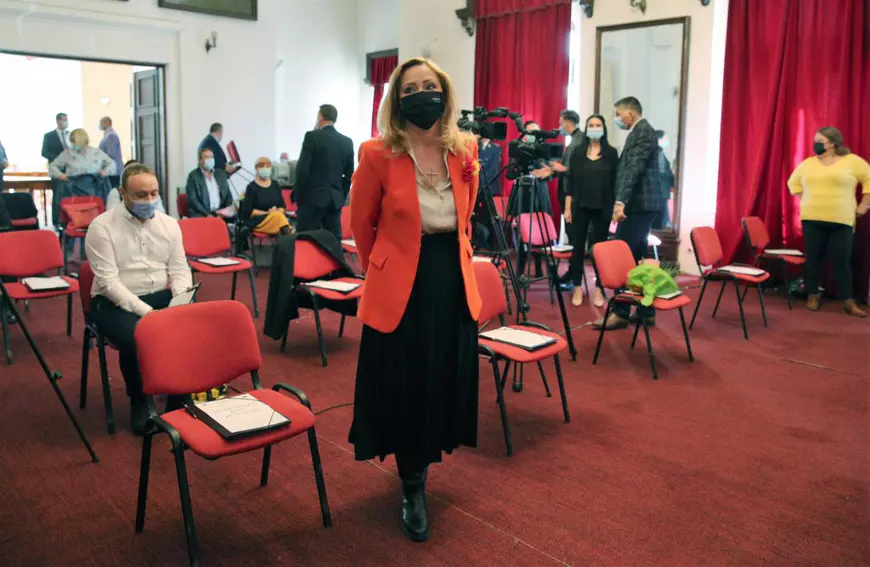 Prima zi a Elenei Lasconi ca primăriţă în Câmpulung. Șampanie, ameninţare cu sinuciderea, servere lipsă şi panică în birouri. “Doamne, totul e atât de sinistru!”