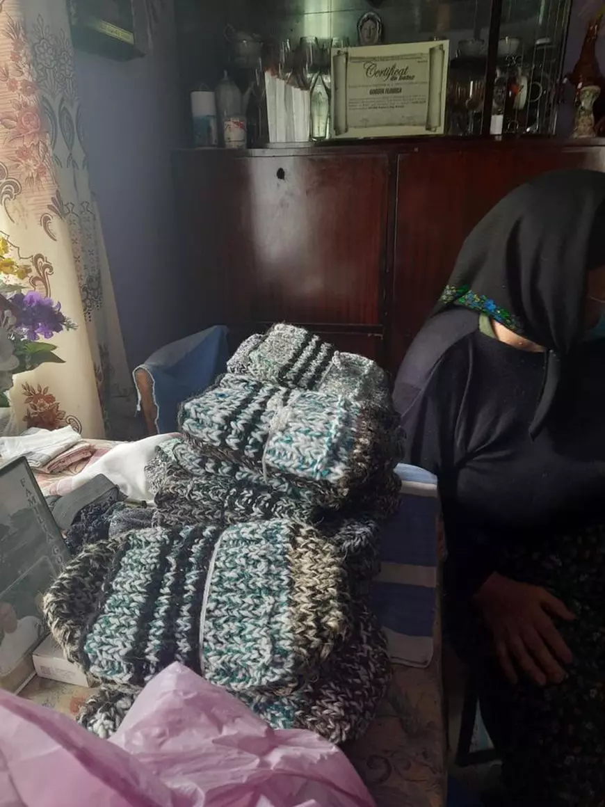 Lelea Floarea a lui Șarmaric a croșetat 40 de perechi de ștrimpi de lână pentru toți pompierii din Sângeorz Băi