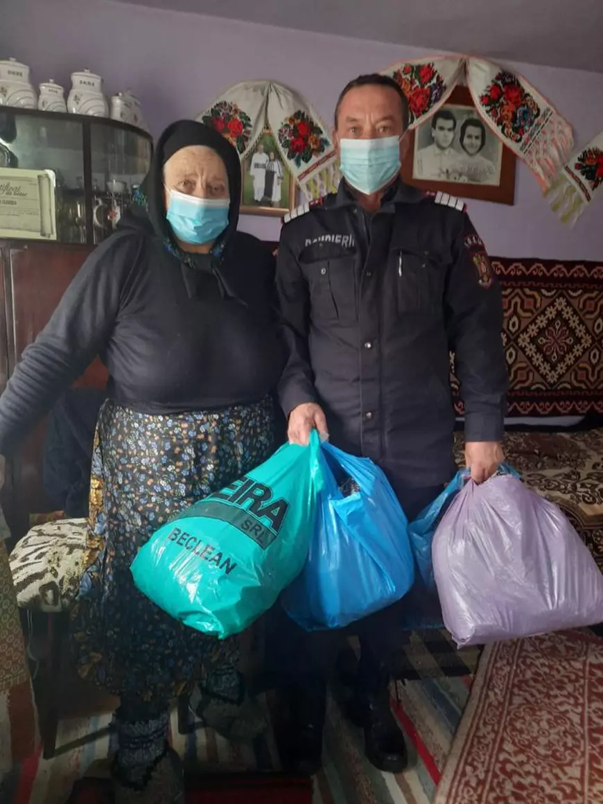 Lelea Floarea a lui Șarmaric a croșetat 40 de perechi de ștrimpi de lână pentru toți pompierii din Sângeorz Băi
