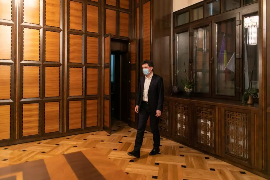 REPORTAJ | Prima zi cu Nicușor. “Nu ne-am luptat pentru jucării”. Primarul Bucureștiului a citat din Avram Iancu și s-a retras la discuții cu Ludovic Orban