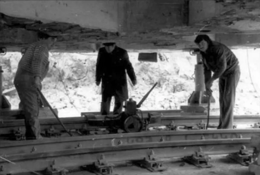 Muncitorii verificând căile de rulare înainte de startul operațiunii de translare