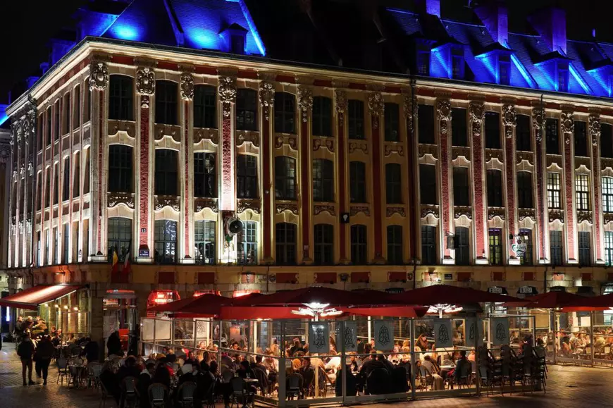 Ultima noapte de distracție. Francezii au mers în baruri și în parcuri, înainte ca noile restricții să intre în vigoare. „Profităm la maximum”