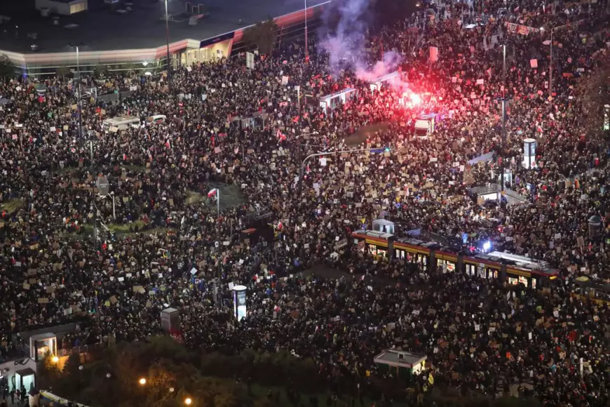 Protest masiv în Polonia:  Zeci de mii de oameni au ieșit în stradă din nou împotriva interzicerii avortului