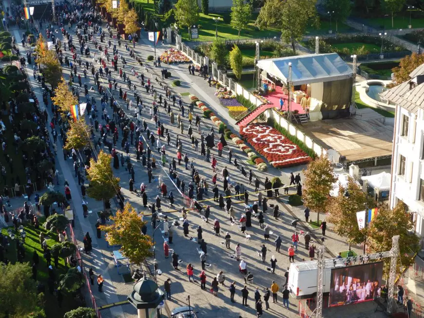 FOTO | Cum a fost slujba de Sfânta Parascheva la Iași: Între apelul Mitropolitului Teofan la respectarea măsurilor sanitare și conflicte cu jandarmii: “Nu ne puteți lua credința!”