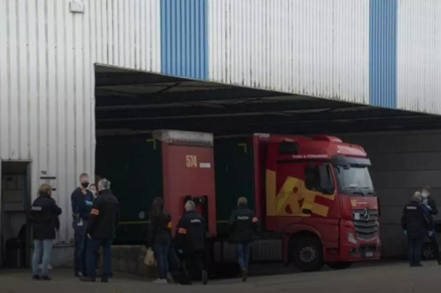 Zeci de șoferi români de TIR, victime ale traficului de persoane, în Belgia. Scoși cu poliția din “Mica Românie”