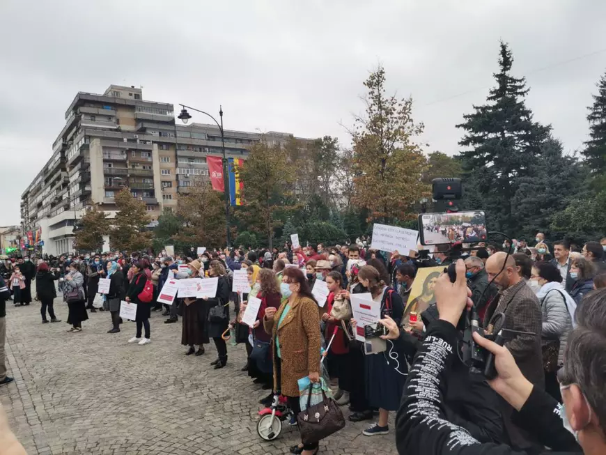 VIDEO | Protest în faţa Mitropoliei din Iaşi față de interzicerea pelerinajului de Sfânta Parascheva. Patriarhul Daniel: măsura e ”disproporționată și discriminatorie”