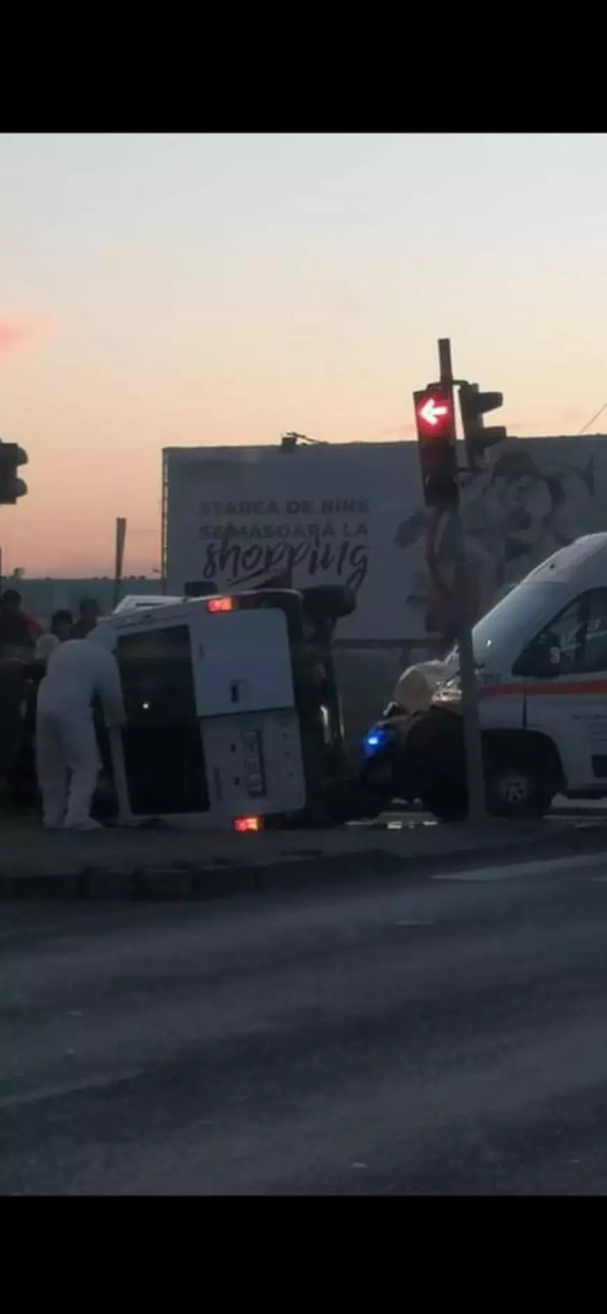 Accident în București cu o ambulanță care transporta la spital un pacient suspect de COVID-19. Trei persoane, rănite în urma impactului