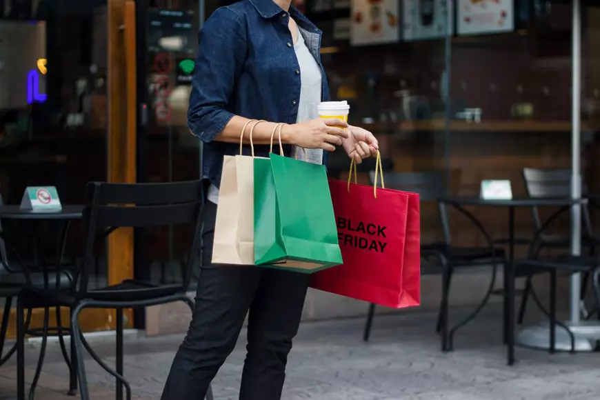 Cum să salvezi bani de Black Friday. Trei trucuri pentru a ieși pe plus astăzi din „febra” cumpărăturilor