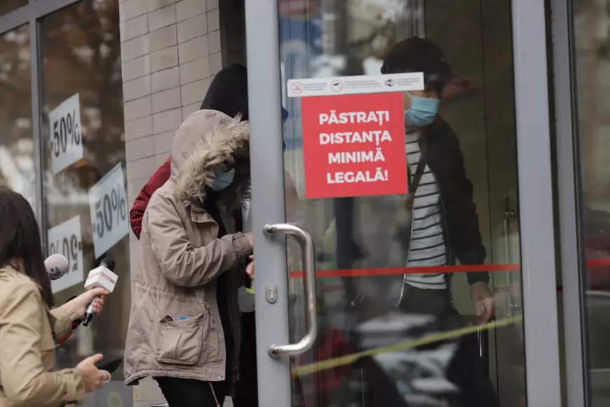 Jaf la o bancă din București, în apropiere de sediul Poliției Române. Mesajul atacatorului: „Dacă faci un pas greșit te tai”