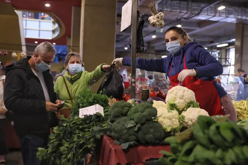 INTERVIU | Revolta unui cercetător pe tema închiderii piețelor: „Guvernul avantajează fățiș marile rețele de supermarketuri. Țăranii și consumatorii ce vină au?”