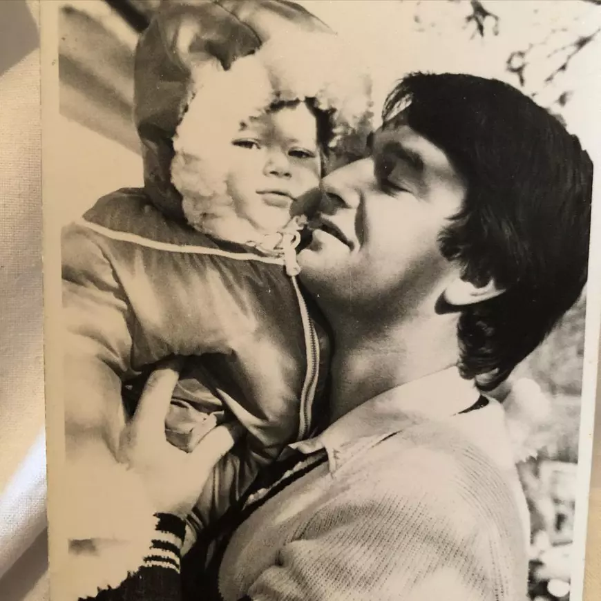 Tatăl Laurei Cosoi a murit. Vedeta a făcut anunțul pe contul de socializare. „A plecat la Domnul. Iar eu nu mai pot de dor”