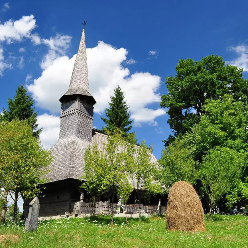 O femeie din Bihor declarată moartă de un poliţist a „înviat” când a fost pusă în sicriu. Poliția a deschis un dosar penal