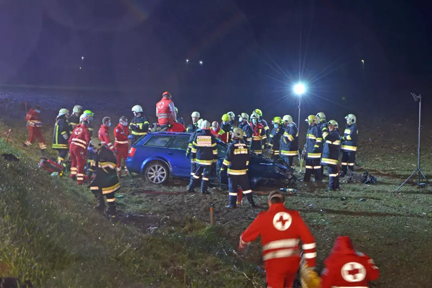 Microbuz care venea în România cu 15 oameni, accident cumplit în Austria. 14 mașini de salvatori, chemate să intervină