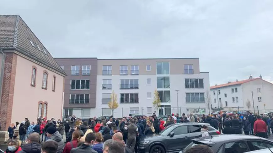 VIDEO | Cozi la secțiile din diaspora pentru alegerile prezidențiale din Republica Moldova