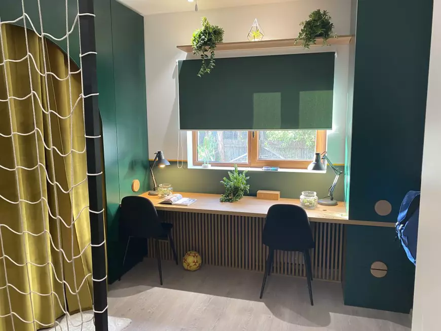 Camera lui Alex și a lui Gabi. În stanga sunt paturi supraetajate. Foto: Eli Neicuț