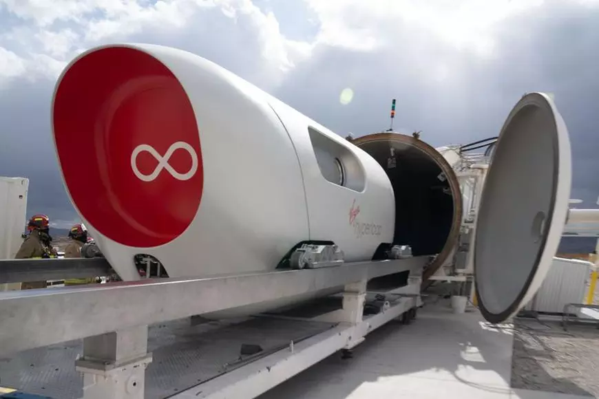 Hyperloop, sistemul care vrea să transporte oamenii în capsule cu 1.000 km/oră, testat de o tânără de origine română