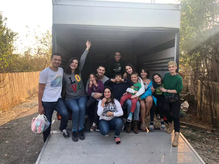 Eli Neicuț, familia Sava și echipa de voluntari care au început construirea casei. Foto: Eli Neicuț
