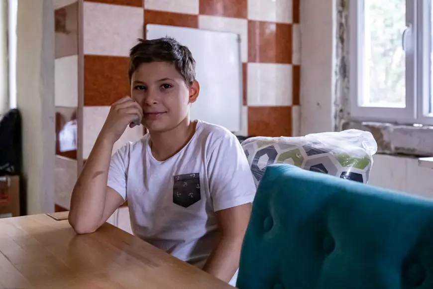 REPORTAJ. Abandonați de părinți, Cristi și Andrei, cei doi frați din Chitila, își renovează casa, ajutați de sute de oameni: “Ne-aţi schimbat viaţa!”