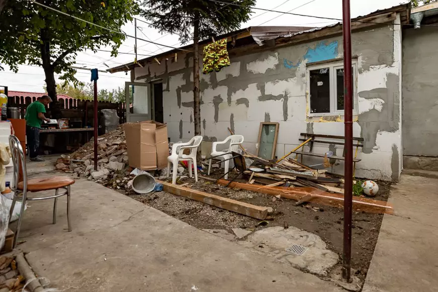 REPORTAJ. Abandonați de părinți, Cristi și Andrei, cei doi frați din Chitila, își renovează casa, ajutați de sute de oameni: “Ne-aţi schimbat viaţa!”
