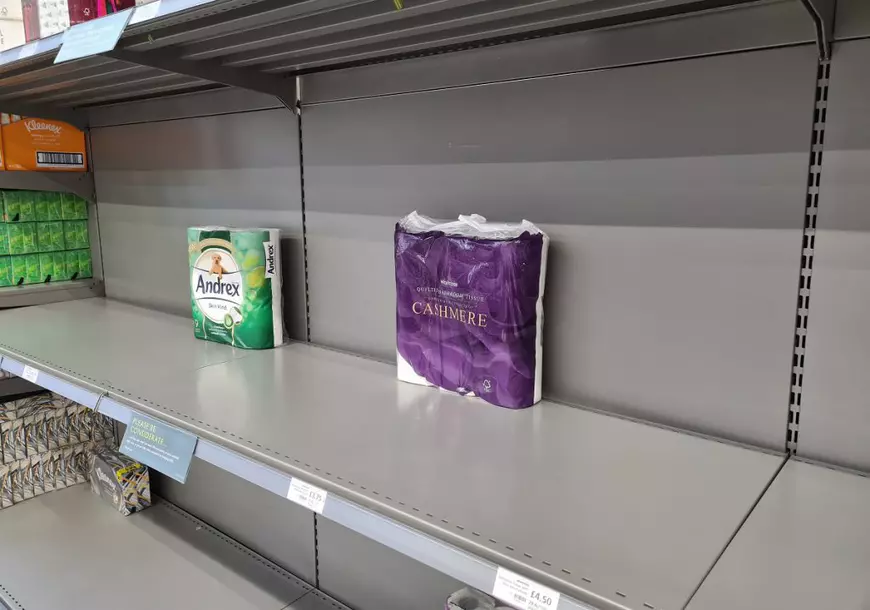 Englezii au golit rafturile supermarketurilor înainte de instituirea unui nou lockdown