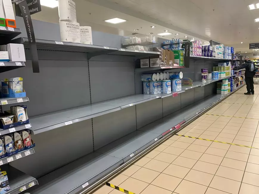 Englezii au golit rafturile supermarketurilor înainte de instituirea unui nou lockdown