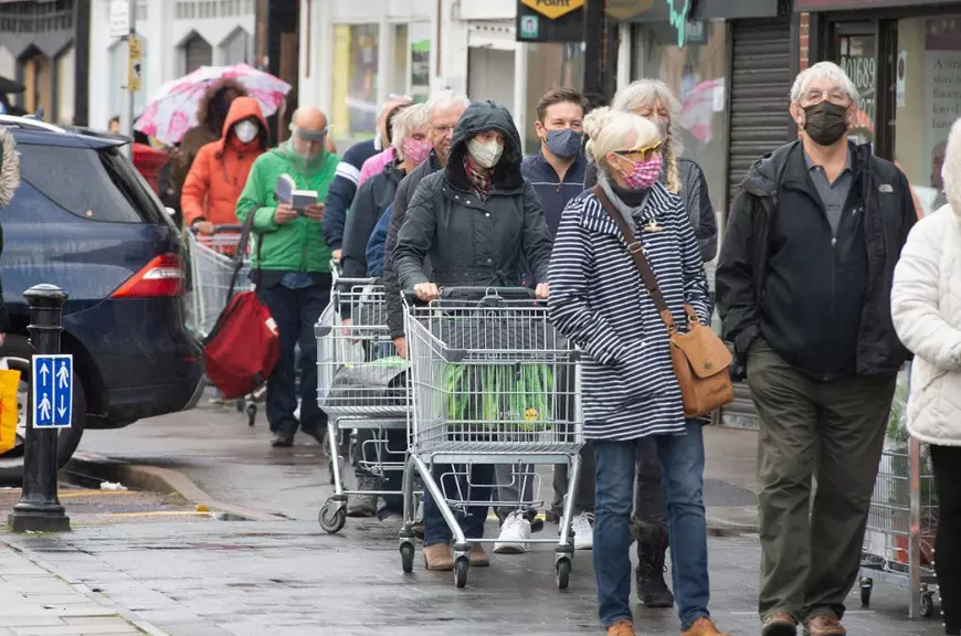 Englezii au golit rafturile supermarketurilor înainte de instituirea unui nou lockdown